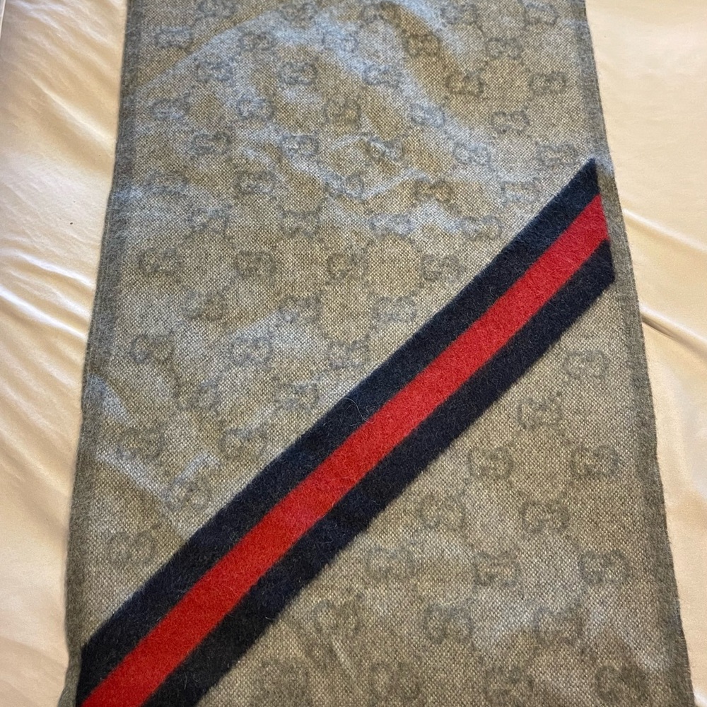 Gucci Logo Light Gray Patterned Scarf
RARE COLOR